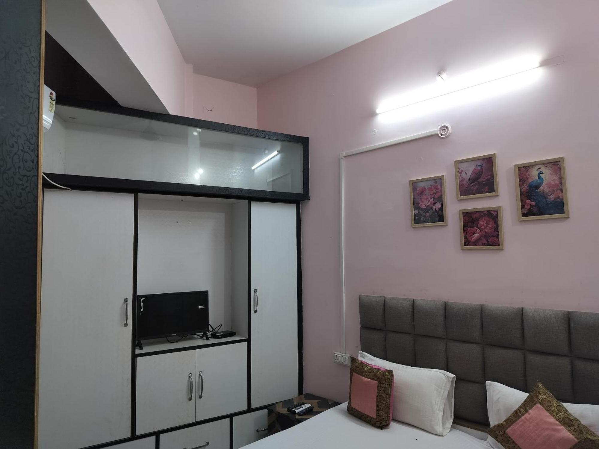 Trinetra Inn Варанасі Номер фото