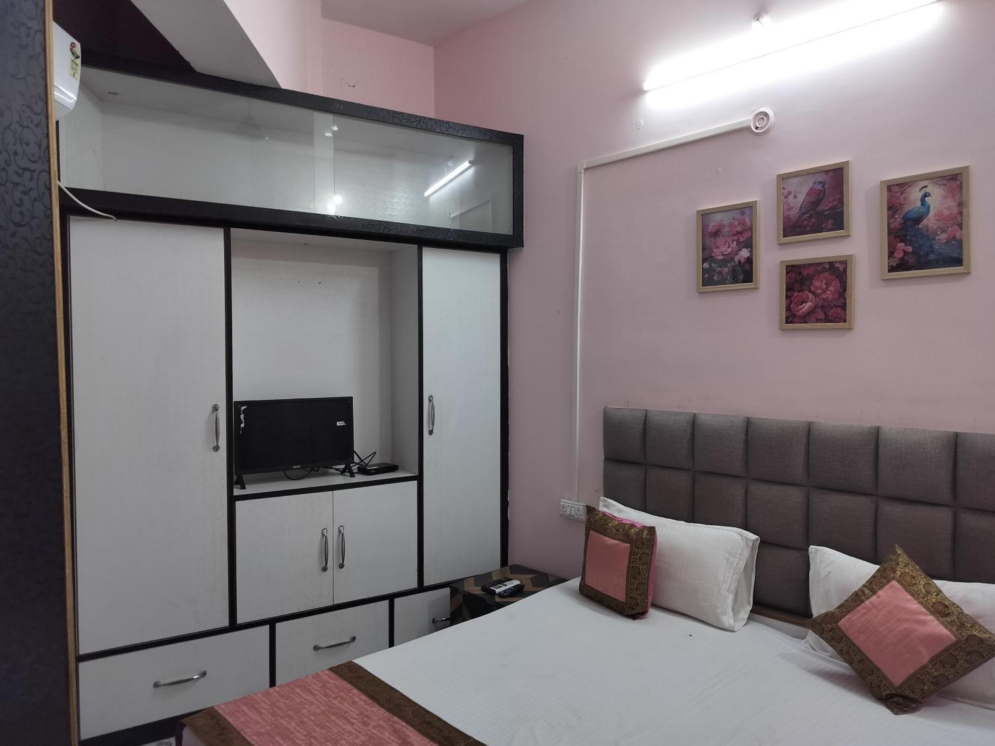 Trinetra Inn Варанасі Номер фото