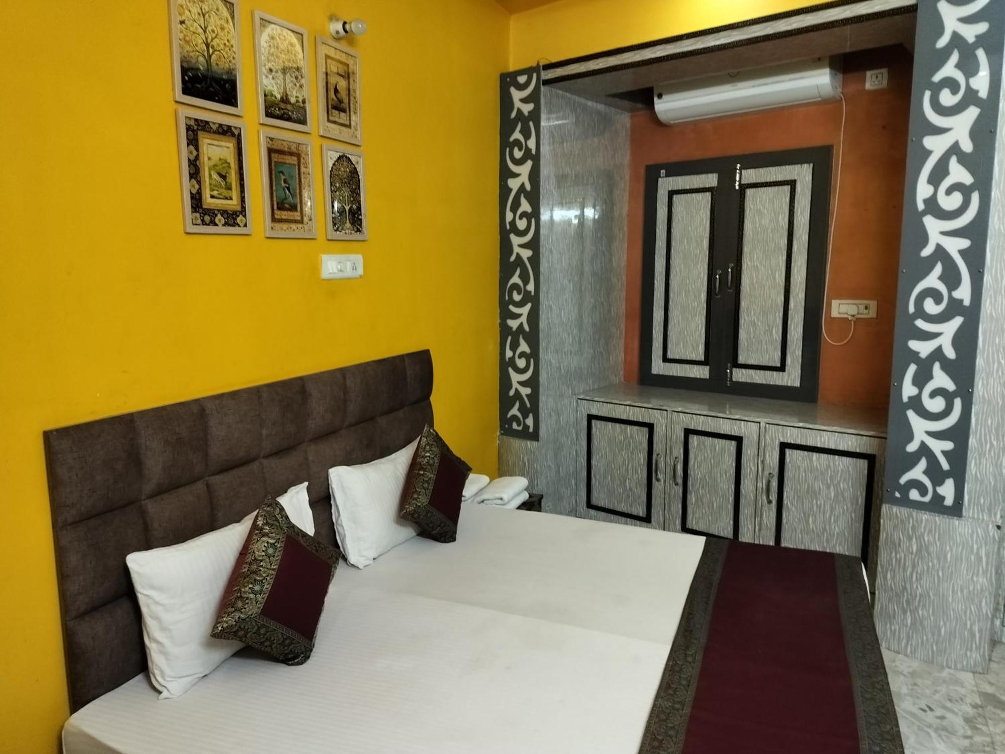 Trinetra Inn Варанасі Номер фото